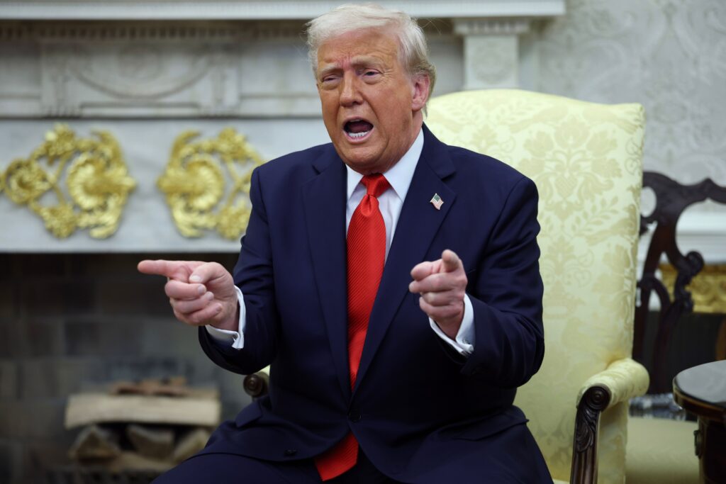 ¡Bitcoin se desploma mientras Trump suelta la bomba: amenaza con eliminar al líder supremo de Irán!