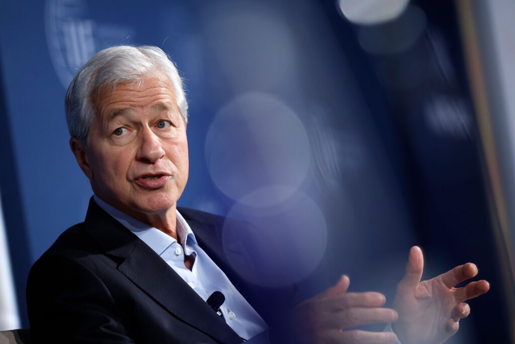 ¡Jamie Dimon de JPMorgan lo dice claro: mejor acumula misiles que bitcoins! 🚀💥