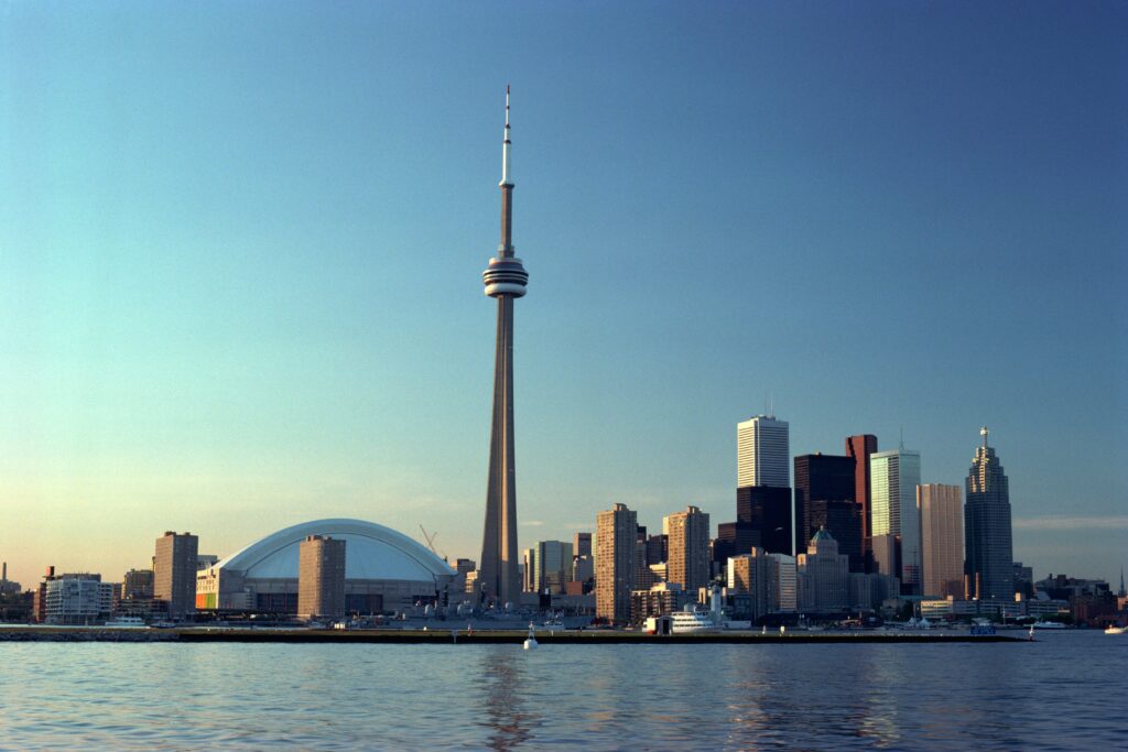 ¡HIVE Digital se lanza a lo grande comprando mega sitio en Toronto para su centro de datos de IA en Canadá!