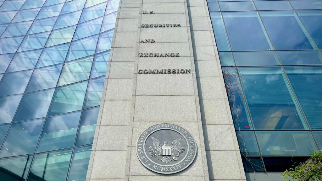 ¡Alerta! La SEC frena en seco el ETF mixto de Grayscale con BTC, ETH, SOL, XRP y ADA ¡Entérate por qué!