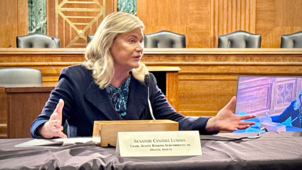 ¡Senadora Lummis quiere que no pagues impuestos en USA por tus minicripto transacciones!