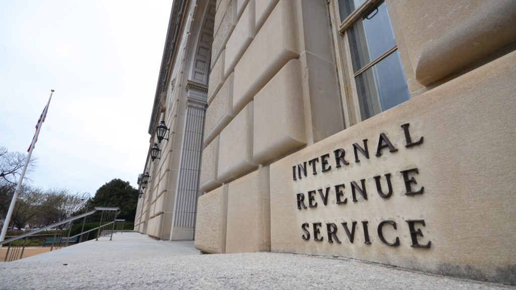 ¡Bombazo en el IRS! El jefe de criptos dice adiós justo antes de que cambien las reglas fiscales en EE.UU.