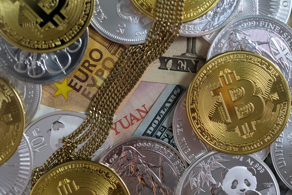 ¡Bitcoin o Oro? Descubre cuál dominará como refugio seguro en 2025 y sorpréndete!