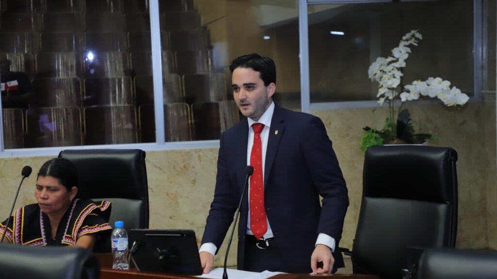 Diputado enloquece y clama: ¡Panamá tiene que apostar todo a bitcoin ya!