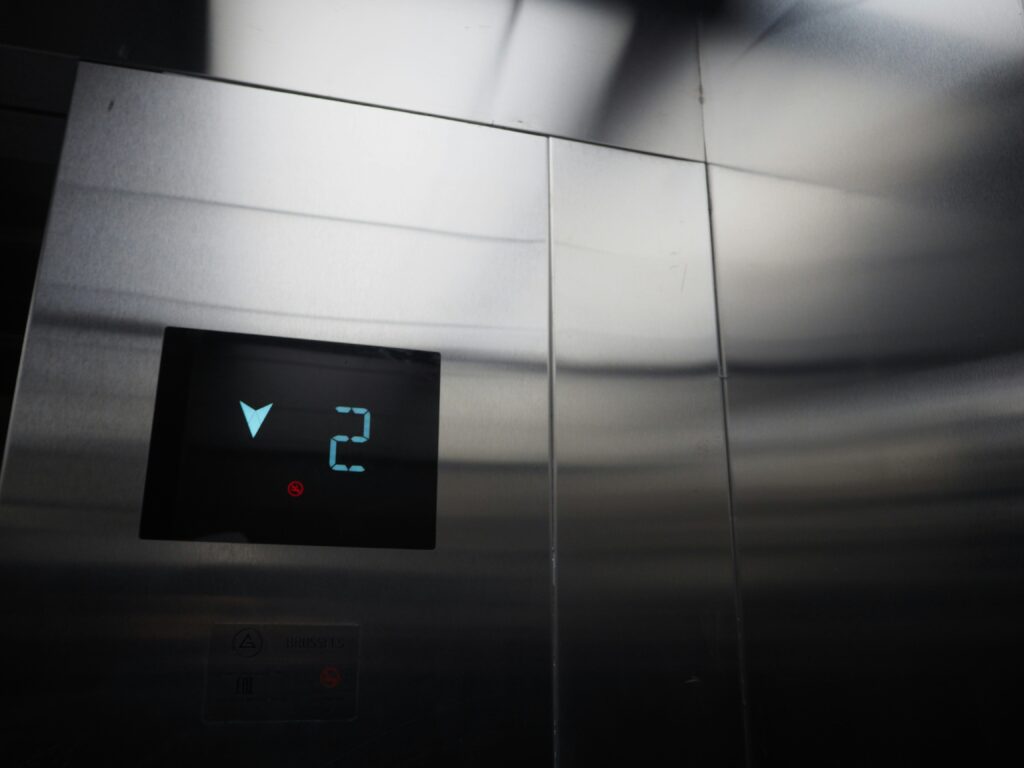 ¡Bitcoin se sube por la escalera pero se desploma en el ascensor! ¿Qué pasa con el precio de BTC?