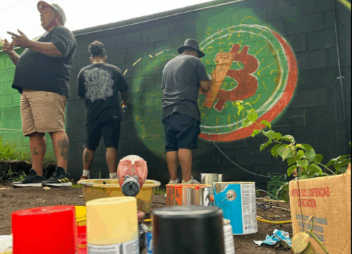 ¡Increíble! Comunidad en El Salvador transforma su barrio en un museo al aire libre lleno de murales de Bitcoin