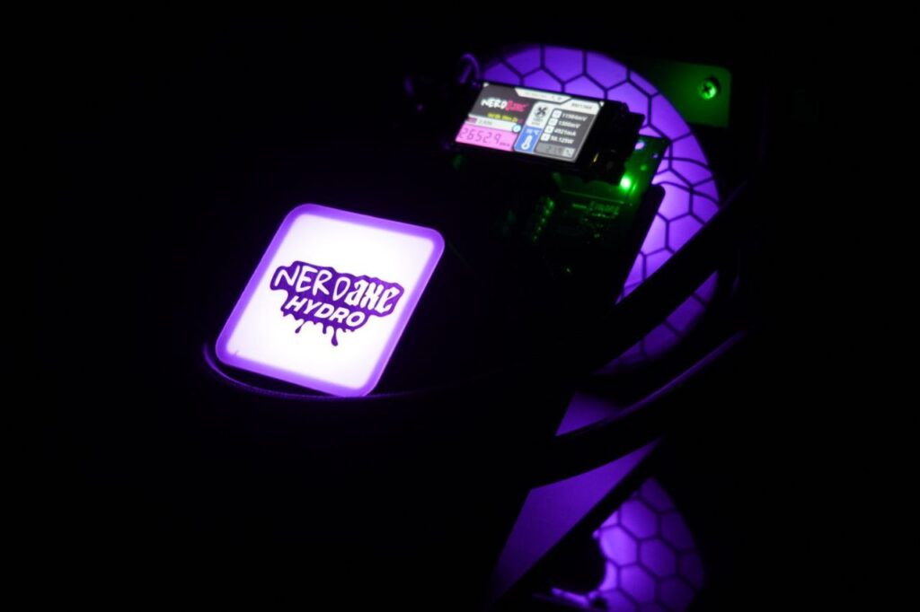 ¡Mira cómo este mini ASIC NerdQAxe++ desentierra un bloque de Bitcoin como un campeón!