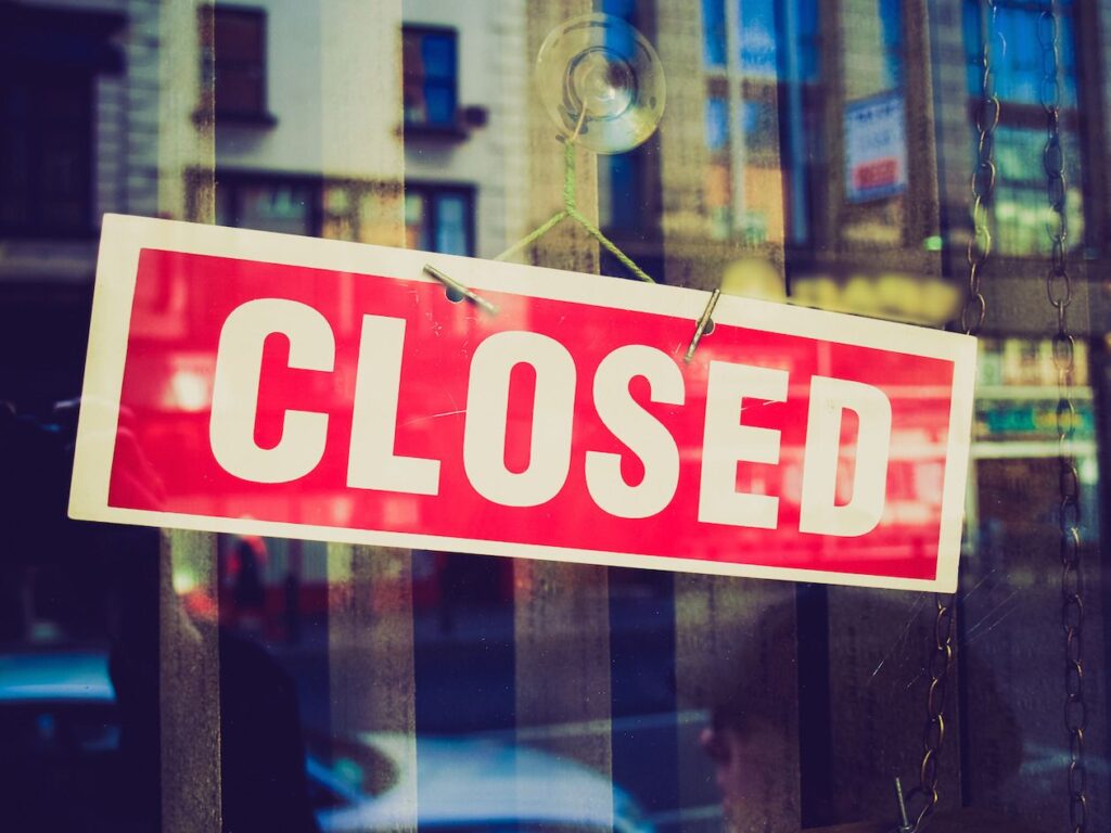 ¡Alerta Cripto! Ether se desploma bajo 4K, Bitcoin y XRP se tambalean mientras el apagón del gobierno de EE.UU. amenaza con caos total