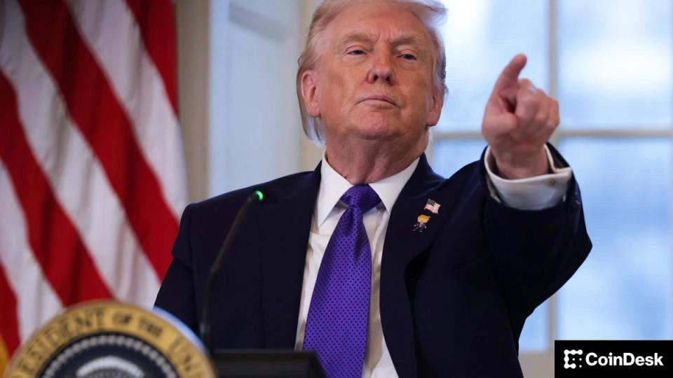 ¡Bitcoin sube y cae al instante mientras la Corte Suprema tumba los aranceles de Trump!