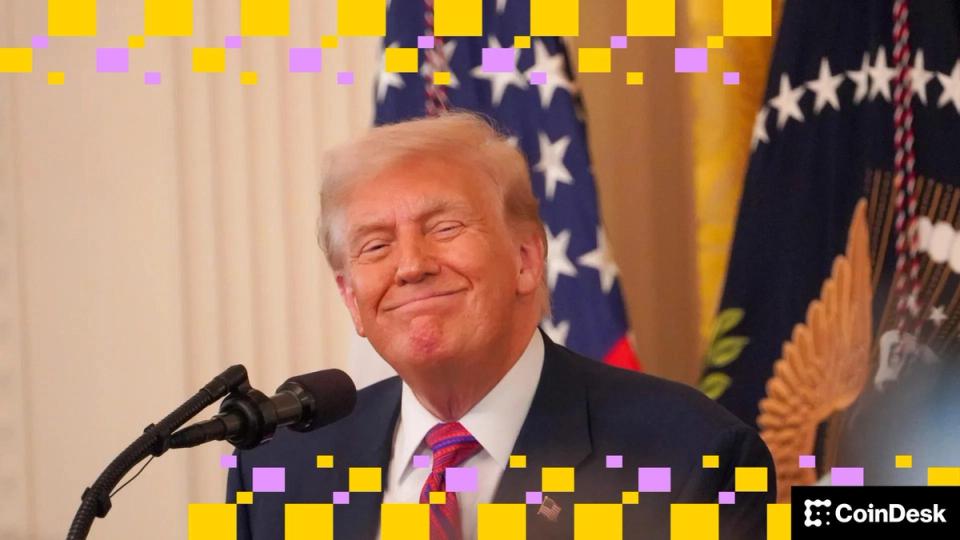 ¡Bitcoin se resbala mientras Trump sube los aranceles globales al 15% a pesar del fallo de la Corte Suprema!