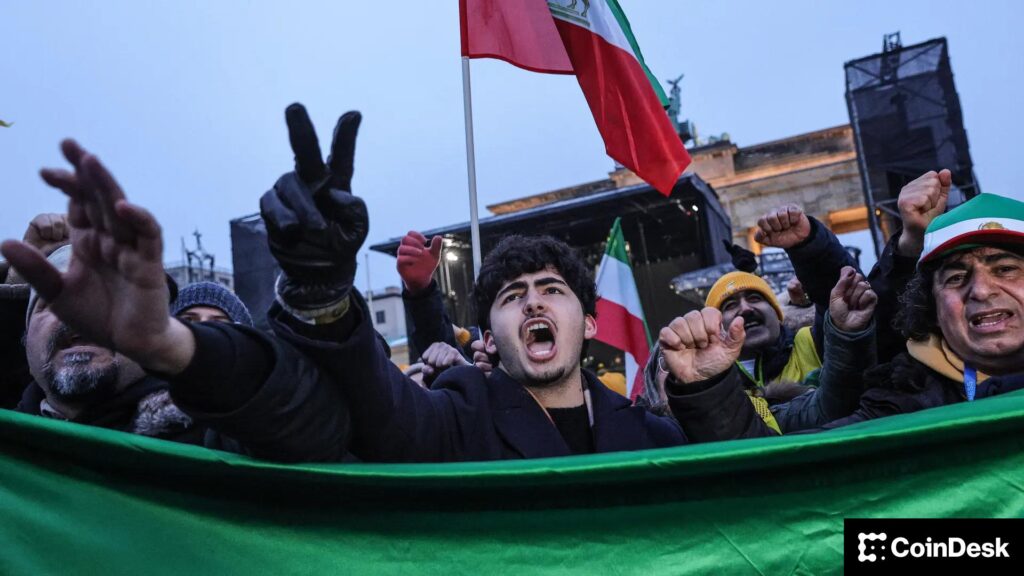 El rial iraní se desploma y los iraníes corren a Bitcoin ¡igualito que en el desastre de Líbano!