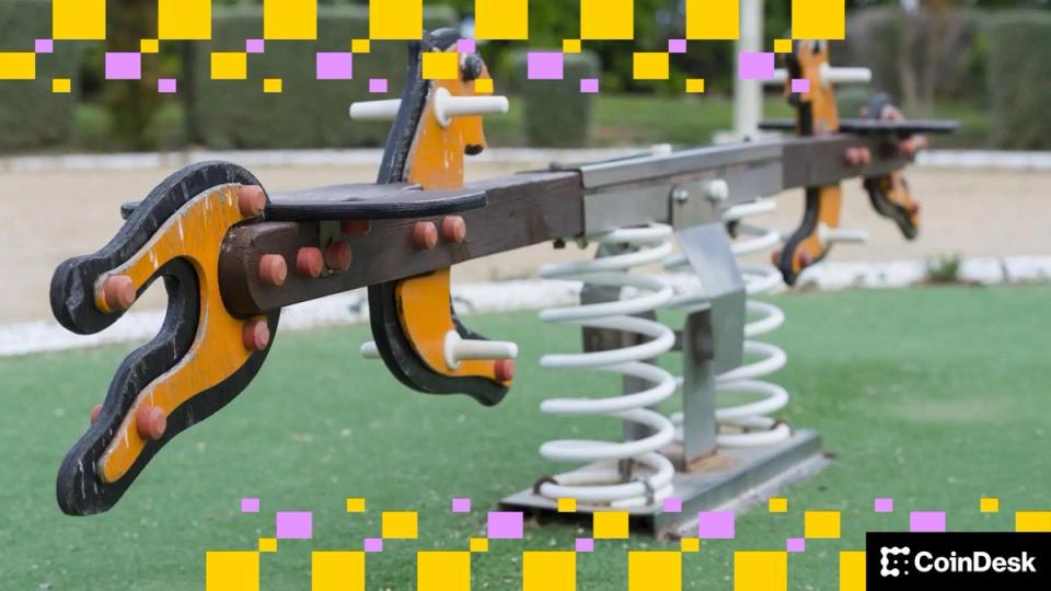 ¡Bitcoin se pone listo mientras los traders se protegen y la incertidumbre macro no se rinde! Así va el mercado crypto hoy