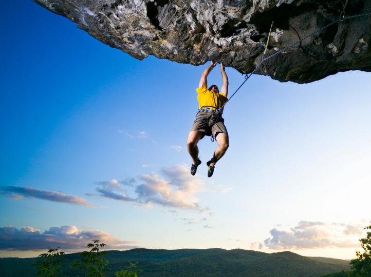 ¡BTC se agarra a sus ganancias mensuales mientras su racha perdedora histórica sigue dando guerra!