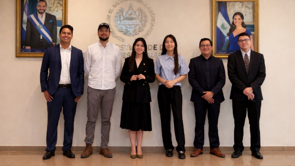 ¡Estudiantes salvadoreños conquistan Japón en una misión secreta para volverse maestros del Bitcoin!