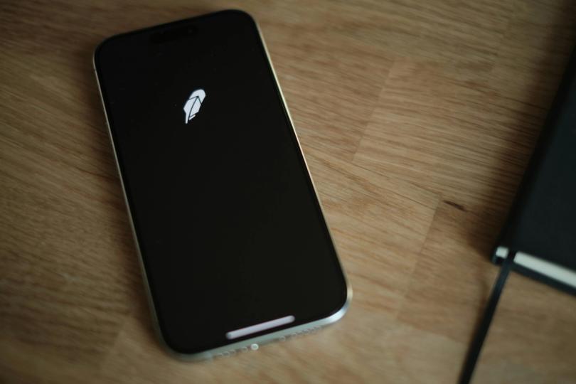 ¡Robinhood apuesta fuerte y recarga su plan de recompra de acciones con 1.5 billones mientras las acciones siguen en caída libre!