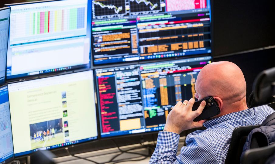 Solana ETF arrasan con apoyo institucional, ¡mientras XRP sigue conquistando al público callejero!