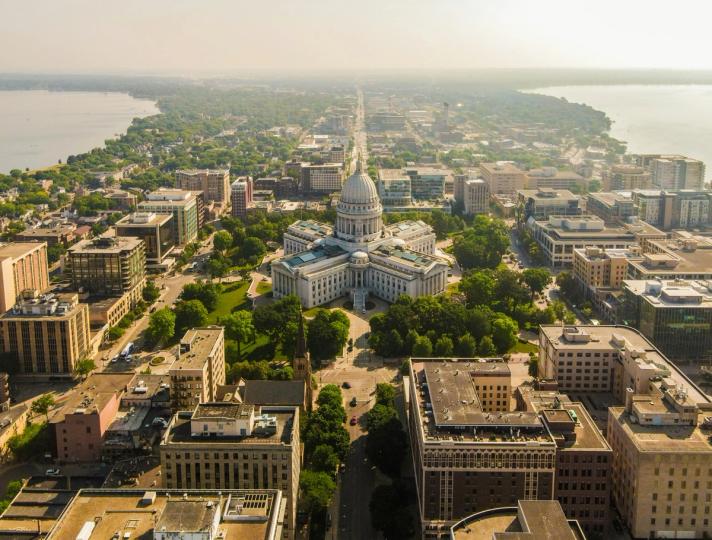 ¡Wisconsin se mete al ring y demanda a Kalshi, Coinbase, Polymarket, Robinhood y Crypto.com!