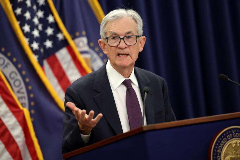 ¡Sorpresa en la Fed! Powell dice adiós y mantiene las tasas sin cambios en su última reunión