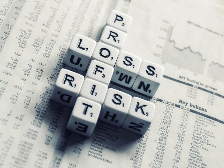 Bitcoin se tambalea cerca de $80,000 mientras ETH, SOL y DOGE se desploman por ganancias exprés