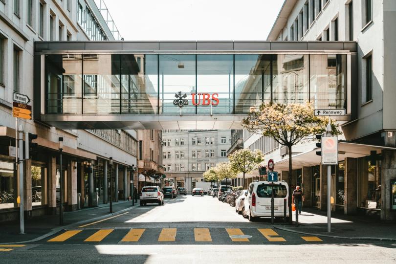 ¡Los bancos suizos revolucionan! Lanzan piloto de stablecoin en francos para unir blockchain y pagos tradicionales