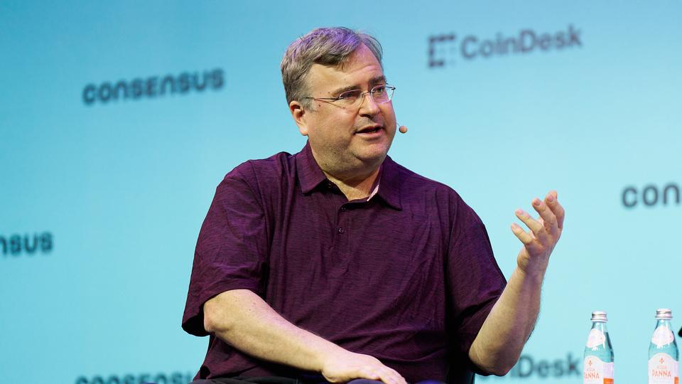 Reid Hoffman advierte que los NFTs podrían volver para salvar tu identidad online mientras la IA la pone patas arriba