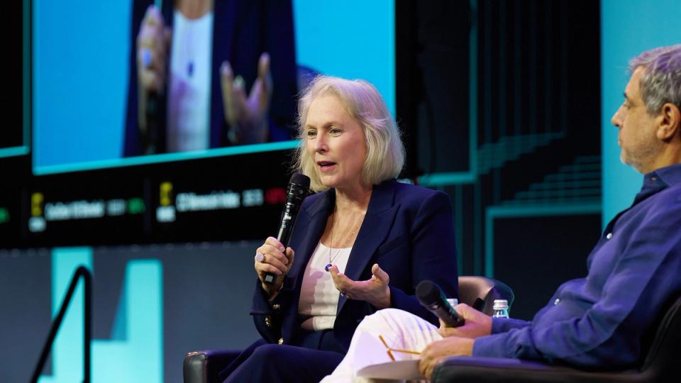 Senadora Gillibrand amenaza: ¡Sin prohibir que políticos anden en la industria cripto, la ley ni se mueve!