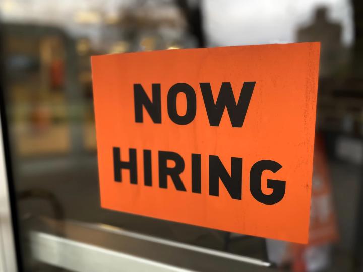 ¡Estados Unidos sorprende al sumar 115 mil empleos en abril y dejar a todos boquiabiertos!
