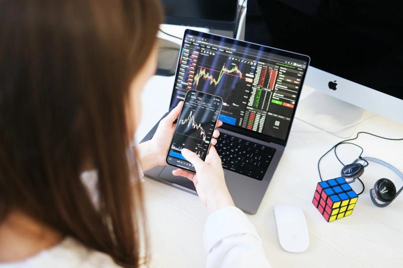 Bitcoin se queda atrás y pierde brillo mientras los ETFs sufren una histórica fuga por noveno día ¿Se le acabó el amor?