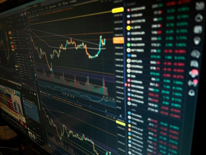 ¡HYPE toma la delantera a Dogecoin por un pelito mientras los tokens de privacidad se desploman por el golpazo de EE.UU. en Irán!