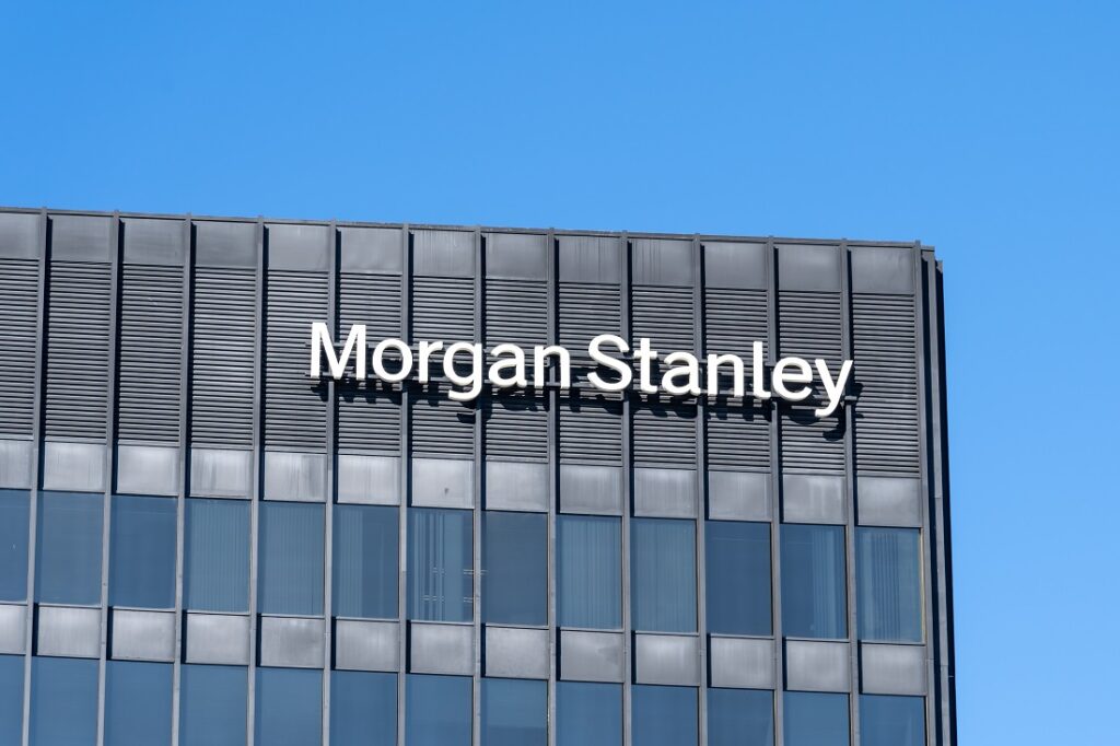 Morgan Stanley se apunta al juego: ahora puedes tradear bitcoin y cripto en su plataforma, ¡prepárate para la locura!