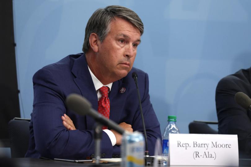 ¡Barry Moore y sus 12 millones en criptos arrasan en las primarias republicanas de Alabama!