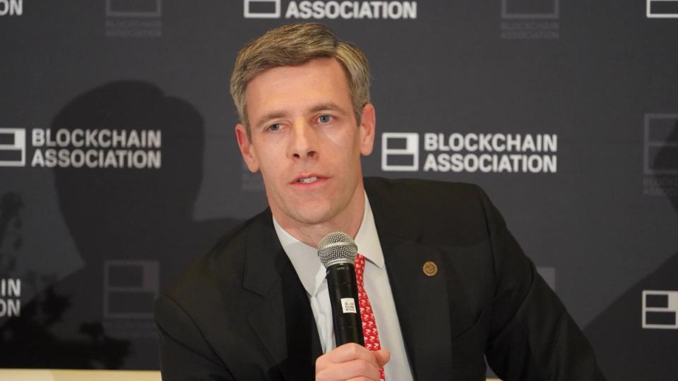 Jefe de OCC denuncia: ¡Los demócratas ponen toda la presión política en la elección del charter de World Liberty!