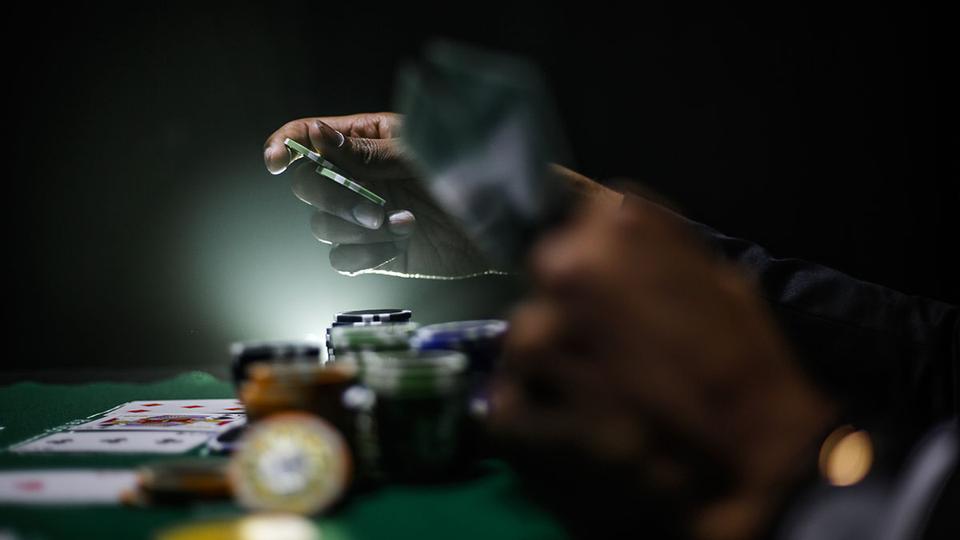Hyperliquid, Uniswap y Worldcoin desafían la caída cripto mientras los traders se vuelven locos por la IA y DeFi