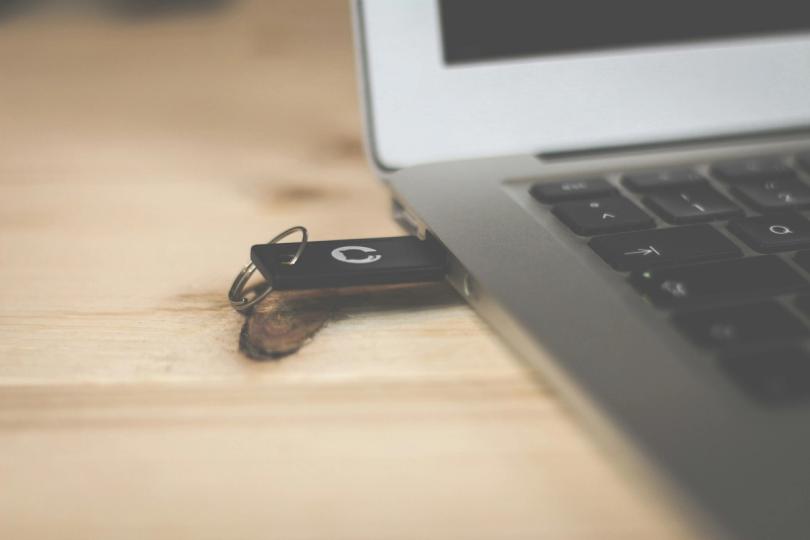 Microsoft descubre malware que secuestra carteras cripto y se propaga por USB: ¡tu pendrive podría estar conspirando!