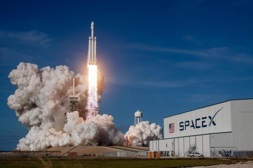 ¡Elon Musk y SpaceX despegan al espacio con un aumento del 20% en su épico debut en Nasdaq!