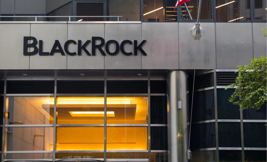 BlackRock se lanza al Bitcoin: ¡Su ETF de ingresos promete revolucionar la próxima semana!