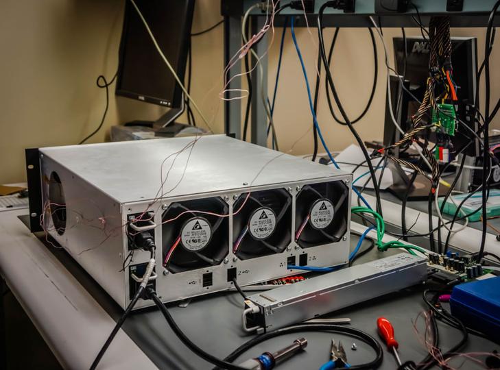¡Bitcoin en crisis! Cinco meses por debajo del costo de minado tienen a los mineros al borde del colapso