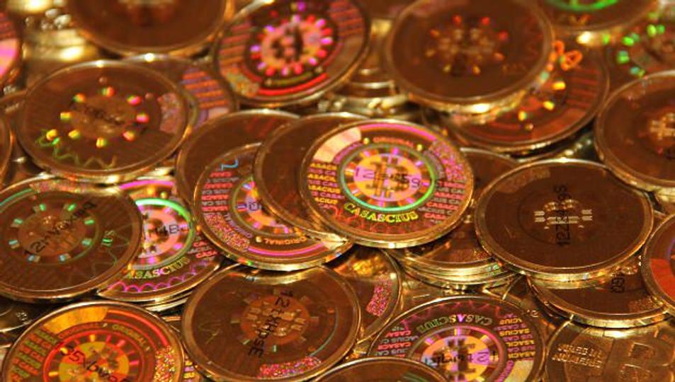 ¡Una rara moneda física de bitcoin valuada en 1.78 millones de dólares finalmente cambia de manos después de 12 años!