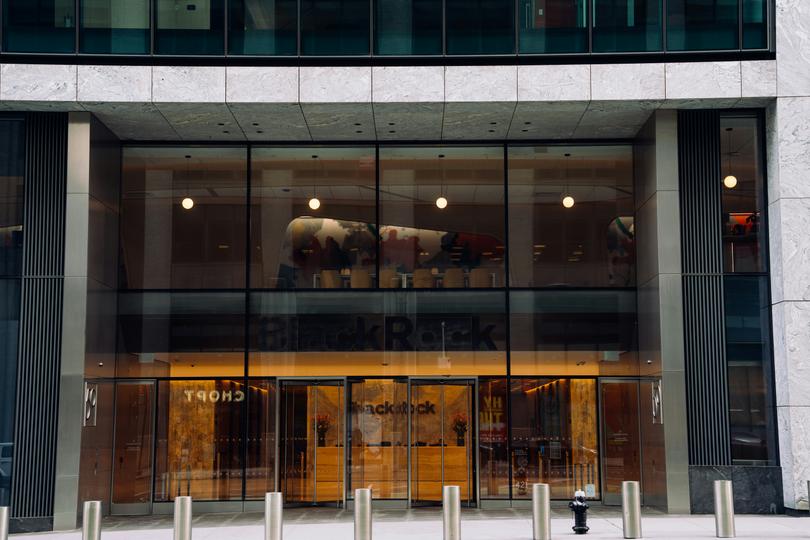 BlackRock y Fidelity están convirtiendo en secreto los ETFs de Bitcoin en un duelo épico de dos gigantes ¡No te lo pierdas!