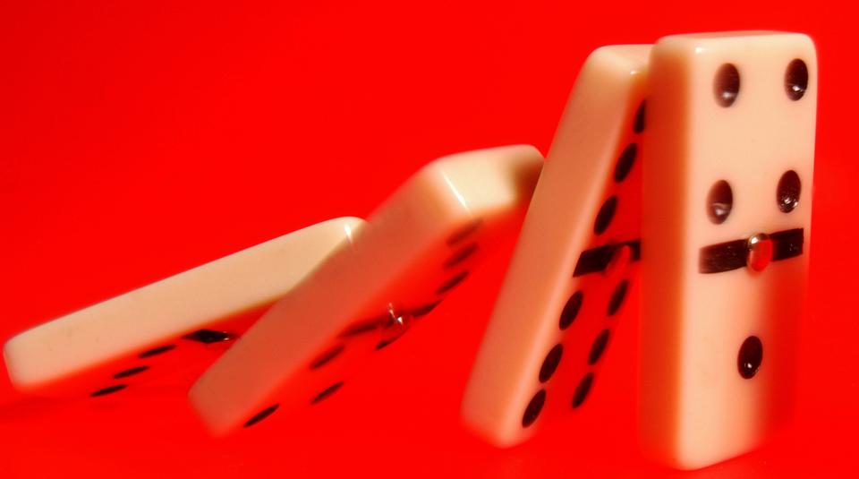 ¡Ether, XRP y Dogecoin caen en picada mientras las acciones tech se derrumban y los inversores entran en pánico!