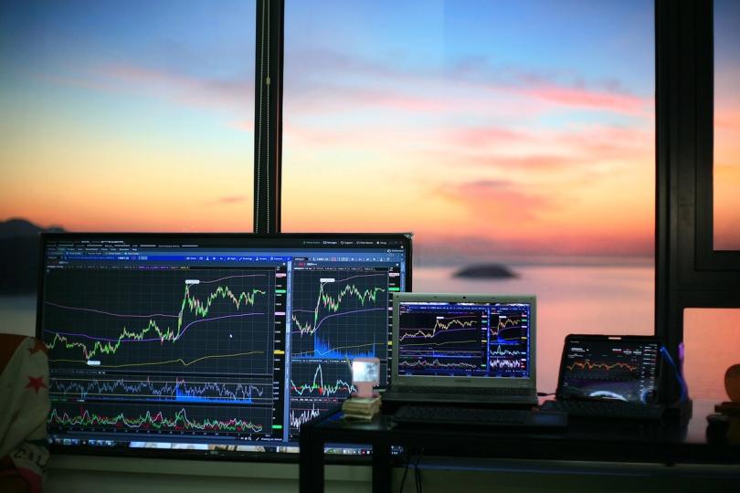 Bitcoin en la cuerda floja: ¿ETF huyendo y el petróleo subiendo le meten un zarpazo al mundo cripto?