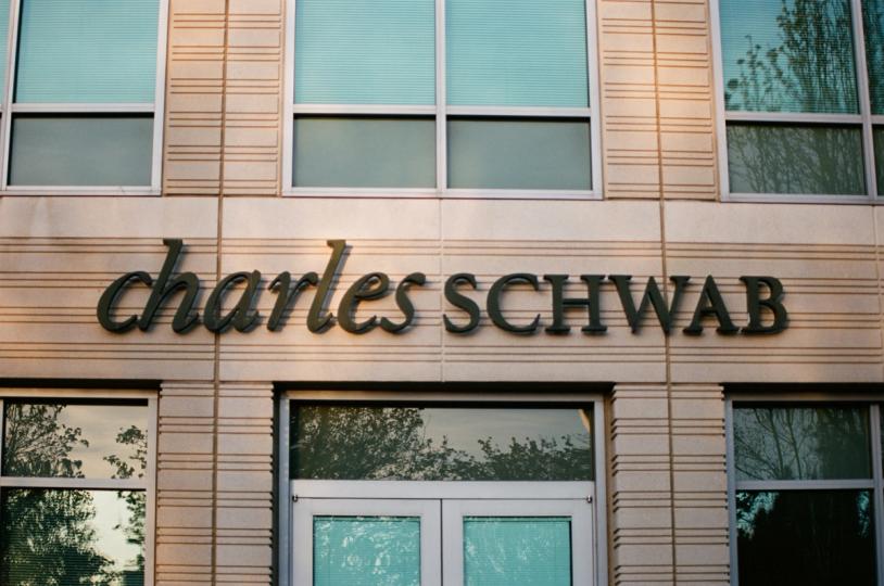 ¡Schwab se lanza a la carrera de predicciones con opciones explosivas sobre el S&P 500!