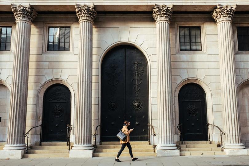¡El Banco de Inglaterra se rinde! Adiós a los límites estrictos para stablecoins y hola al tope de 50 mil millones dólares
