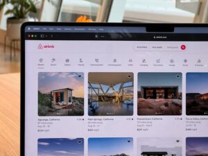 El CEO de Airbnb revela hackeo épico: ¡Un hacker soltó un desastre de IA sobre tokenización!