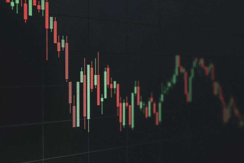 ¿Qué se viene para Bitcoin y las acciones? ¡Analistas predicen una segunda mitad de locura y volatilidad!