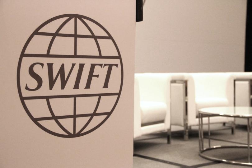 ¡Swift revoluciona el juego! Nueva cadena de bloques para banca 24/7 y 17 titanes globales al ataque