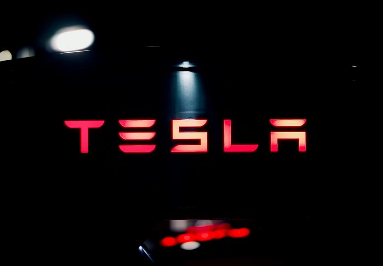 Tesla no se rinde con Bitcoin y aguanta firme a pesar de perder 112 millones ¡Descubre qué pasó!