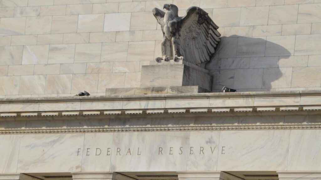 ¡Bitcoin se dispara por encima de 64,000 dólares mientras la Fed decide no mover ni un dedo!