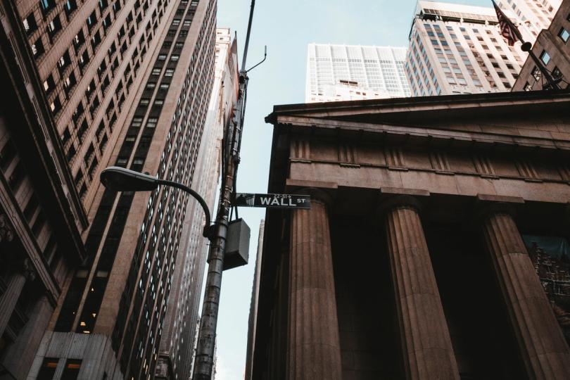 ¡Miles de millones huyendo de los ETFs de bitcoin y fondos privados alertan sobre un riesgo bomba en el mercado!