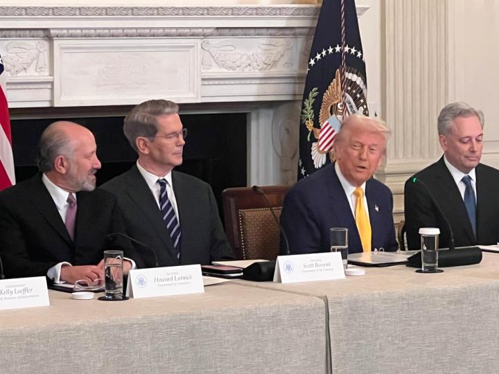 ¡Trump se reúne con senadores para destapar el misterio ético del proyecto cripto!